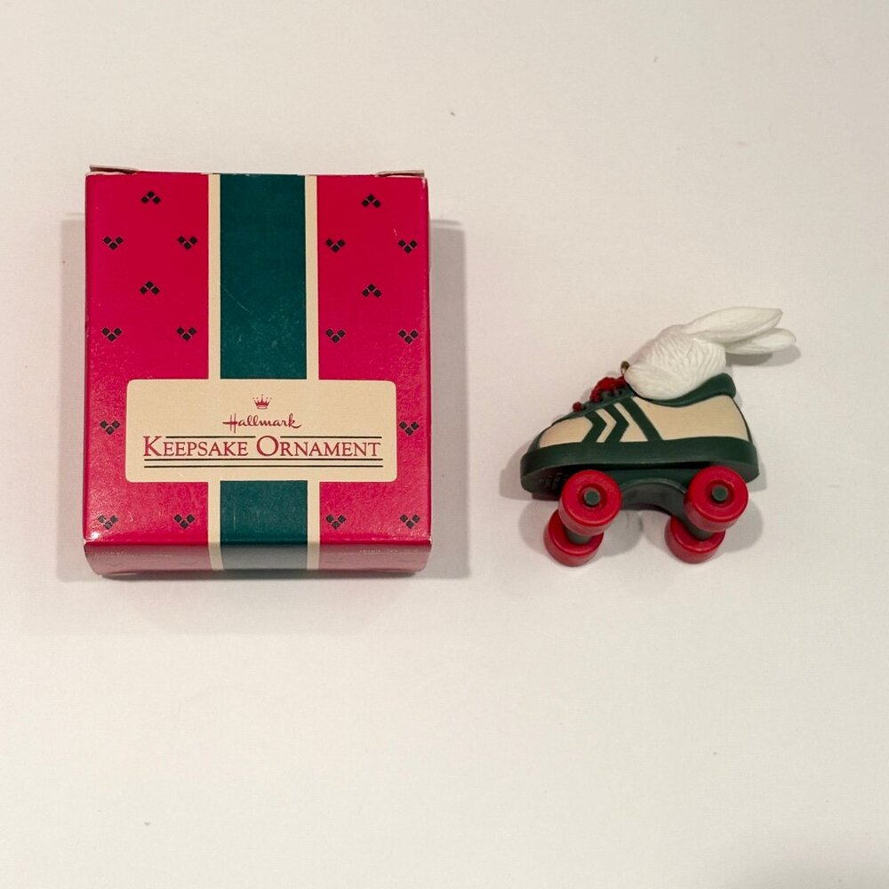 Vtg Hallmark Roller-Skating Rabbit ornament, 1984, in box - Picture 2 of 3